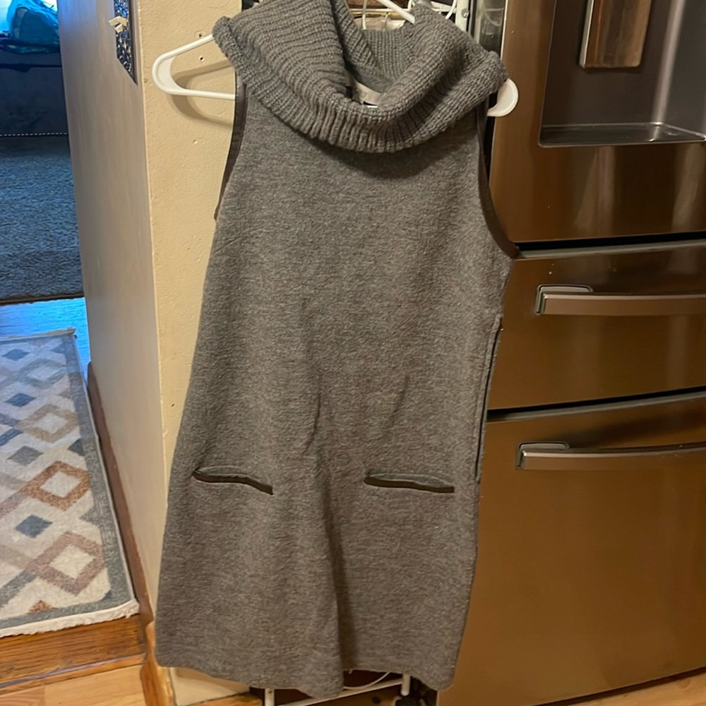 I believe this is a size small. It’s a loft sweater dress with full leather trim